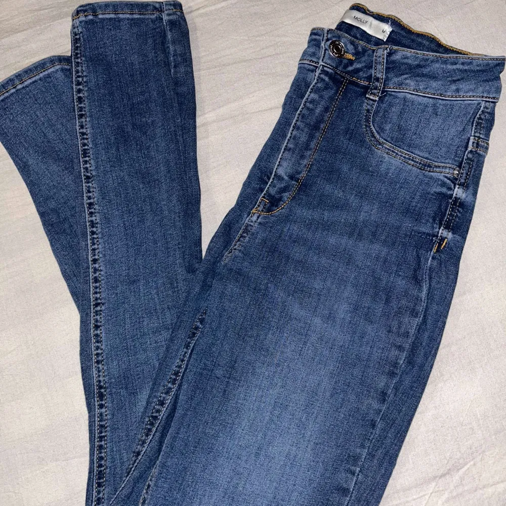 stretchiga jeans från gina tricot i modellen molly, storlek M, byxorna är sparsamt använda💕. Jeans & Byxor.