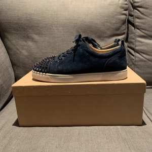 Christian Louboutin ”Louis junior spikes” sneakers - Tjena! Säljer dessa skönheter då jag inte använder de längre, använda en del men dom är i otroligt fint skick! Allt medföljer(extra snören, extra spikar mm)   Skicka meddelande vid frågor eller funderingar! 