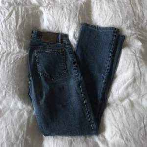 mellanblåa straight jeans som sitter lågmidjat på mig som är 174 och bär s⭐️ färgen visas bäst på bild 1&2