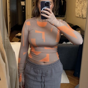 Tight topp - Tight topp med tummhål  Nyskick