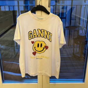 GANNI smiley t-shirt - I mycket bra skick, använt några få gånger 