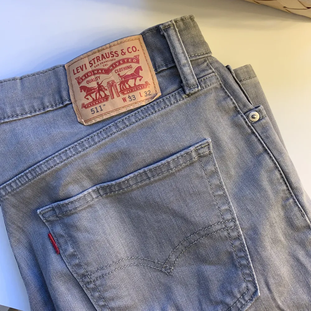 Gråa Levis jeans i storlek W33 L32. Men sitter bra på mig som har S! Ett snöre insytt i midjan på insidan så man kan dra åt de. Bra längd på mig som är 170! Pris kan diskuteras vid snabb affär💞. Jeans & Byxor.