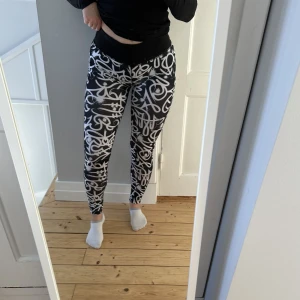 Tights  - Fina träningstights från stadiums egna märke. Superskönt och sitter som en smäck! 
