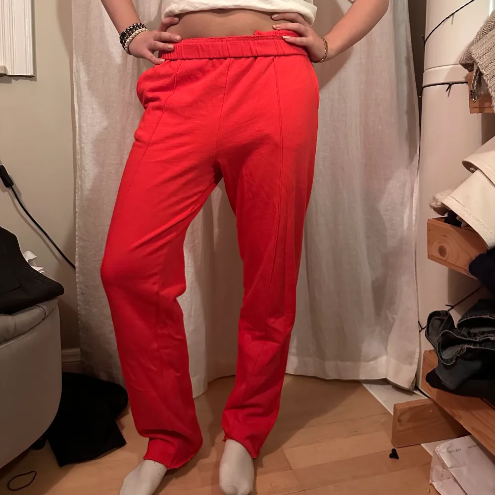 Dessa as sköna och as snygga röda mjukisbyxor som är avklippta nere❤️sköna att ha hemma❤️100kr+frakt. Jeans & Byxor.