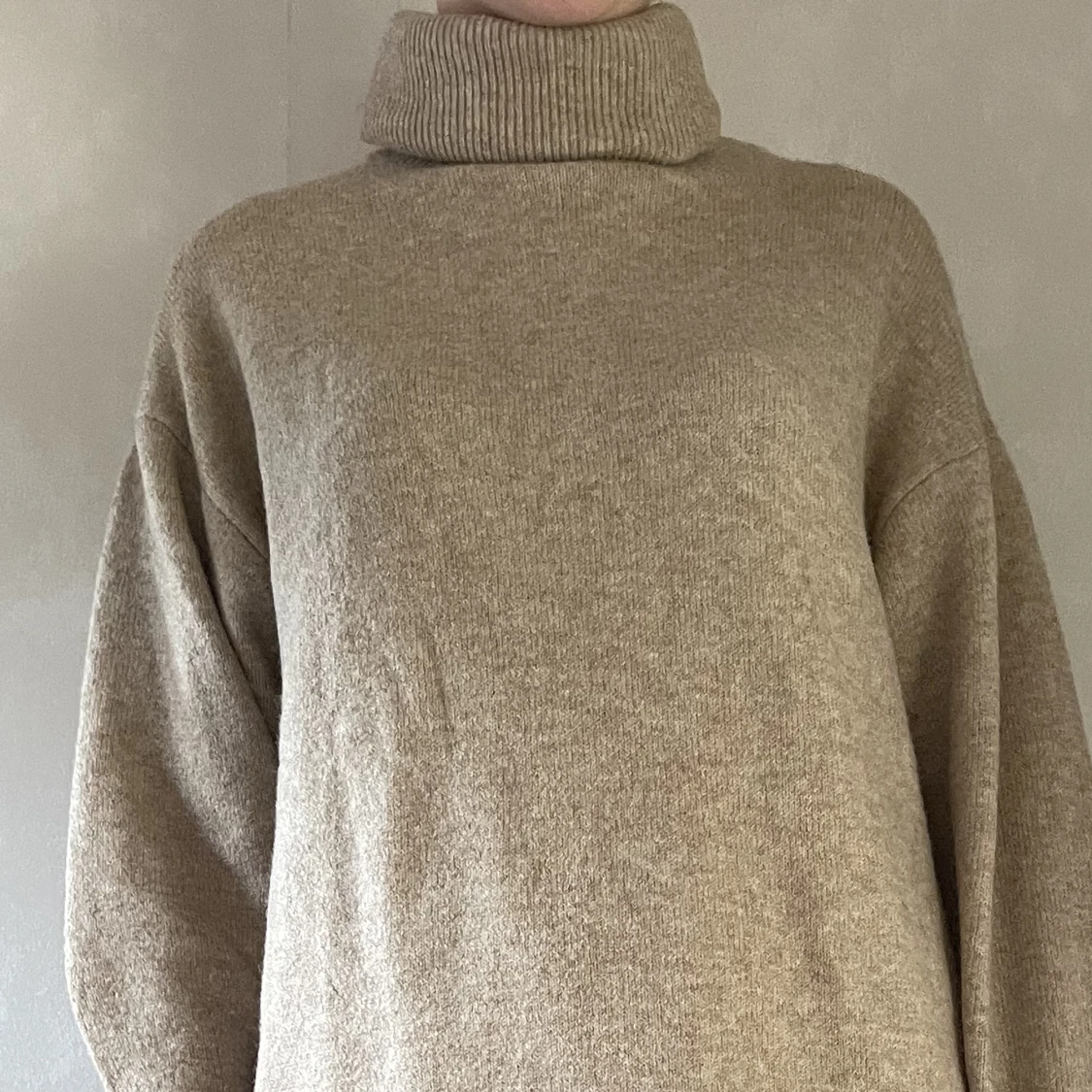 Beige stickad klänning - 91