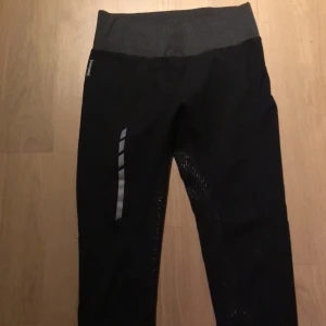 Ridtights - Nya ridbyxor, använda en gång. Köpta för 400kr, säljs för 300kr. Reflex fram på låret. Stretchiga.
