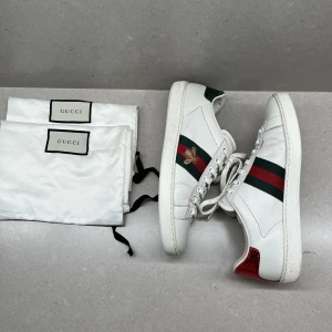 GUCCI ACE Skor - Modell: Gucci ( Women's Ace sneaker with bee ) Skick: 7,5/10 Retail: 6895kr Mitt pris: 2250kr