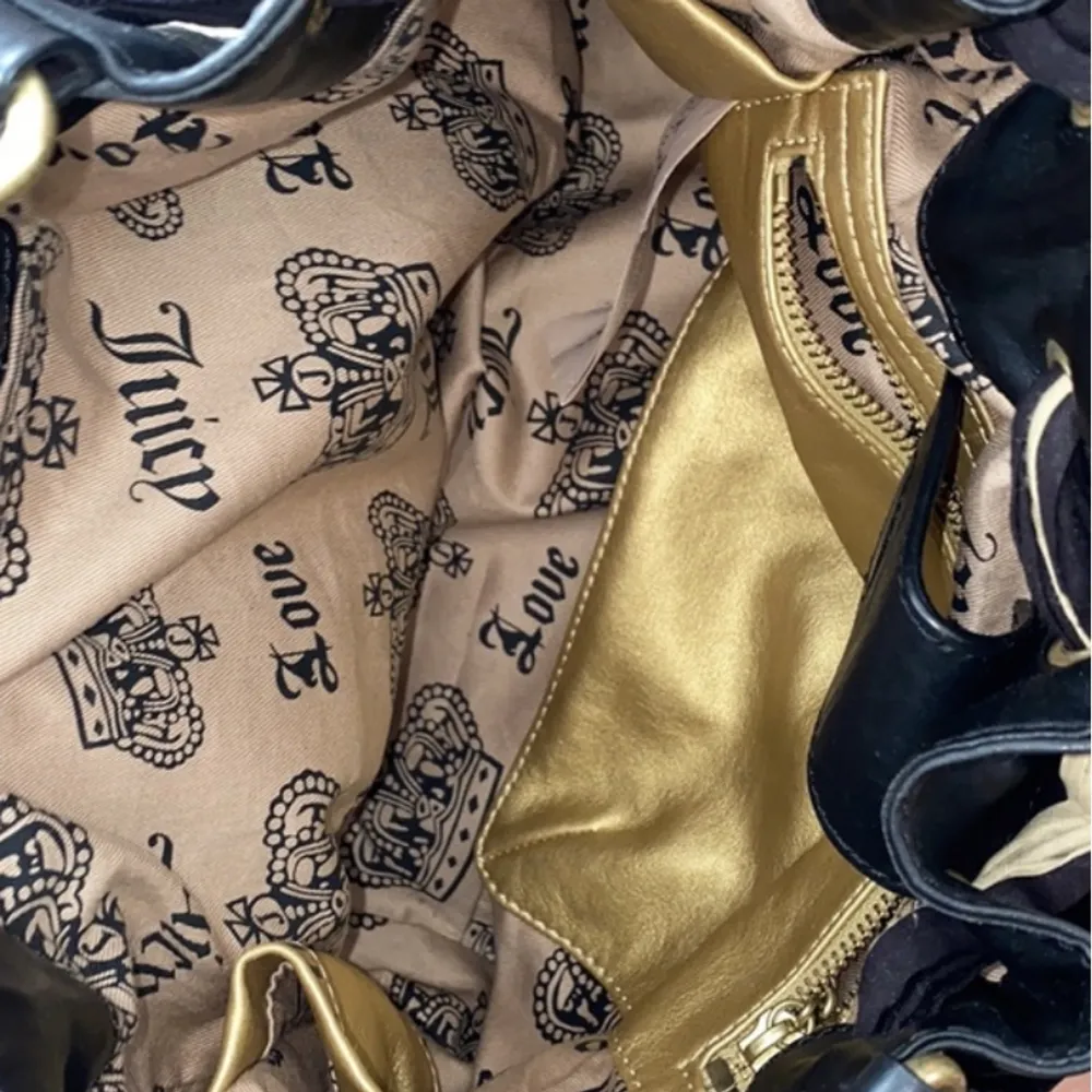 Så fin Juicy Couture väska i bra skick, sparsamt använd. Rymmer en del och det går att justera bandet. Inköpt dyrt och de flesta går för över 2000kr! ✨ Slitningar på lädret som det är på alla Juicy väskor. Fråga om det är något du undrar över :). Väskor.