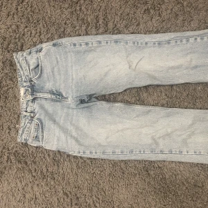Gina tricot  - Säljer mina älsklings byxor för dom börjar bli för små. Perfekt blå färg mid rise flare. Inte för mycket eller lite bootcut älskarrr de. Använda ganska mycket men inga skador. Tror jag köpte de för 499 och dom sälj inte längre.