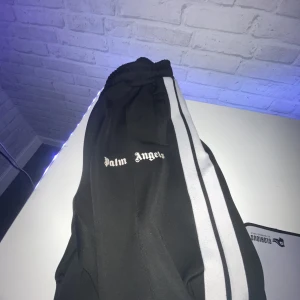 Palm angels byxor - Äkta! Säljer för mer än halva priset för att dem är lite slitna och har inge äkthetsbevis.