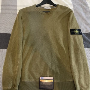 Stone Island  - Säljer min stone då jag inte tycker den är i smak längre! Tröjan är använd ca 4 gånger så väldigt bra skick på den, 8,5/10 skulle jag säga!  Storlek: M