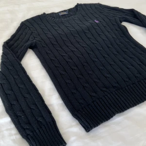 Ralph Lauren tröja - Kabelstickad tröja från Ralph Lauren. Använt skick men fortfarande relativt fin. Säljer pga att jag växt ut den. 