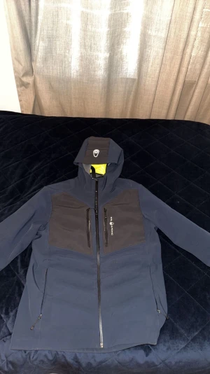 Peak Performance Jacka  - Peak Performance LIMITED EDITION vindjacka som passar PERFEKT till årstiden just nu och även till höst. Storlek M skulle också passa perfekt på L