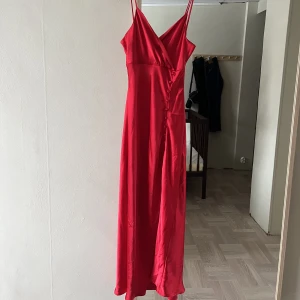 Röd satinklänning - Oanvänd prislapp kvar. Superfin. Liten i storlek, passar även xs 