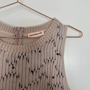 Klänning  - Rosa klänning med stenar, man kan dra upp resåren i midjan för att göra den kortare om man skulle vilja! Beige/ljusrosa. Står ingen storlek men skulle säga S/M