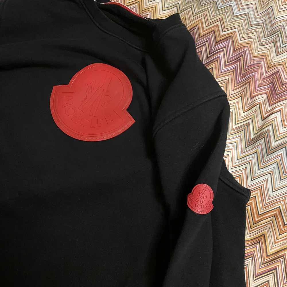 Moncler sweatshirt fake röd på moncler märket och svart färg . Tröjor & Koftor.