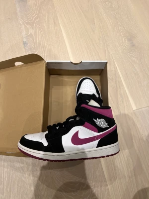 Nike jordan  - Nike jordan mid magenta. Använda sparsamt så i väldigt bra skick. Inga märken eller skador. Storlek 41. Kvitto finns.