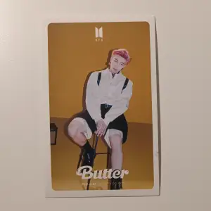 🌸BTS🌸 Bts lomo card Butter: RM. I nyskick och superfin, passar till att ha i genomskinliga mobilskal eller som dekoration av ditt val. 20 + frakt💕 Inte pc. Skickar bild innan jag postar. Frakten för icke spårbar: 15 kr