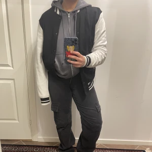 varsity jacket - Säljer denna varsity jacket köpt från pull&bear för 300kr. Har bytt stil, finns inga fläckar eller hål eller liknande. 