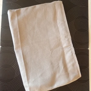 Ny datorväska i ljus mocka - Diskret datorväska i beige fuskmocka, svart blixtlås (dragkedja) och randig insida. Yttermått 34 cm × 24 cm. Passar en dator på max 29 cm x 21 cm dvs. en vanlig Chromebook. Datorväskan är oanvänd och unik då jag sytt den. Pris 150 kr + frakt.