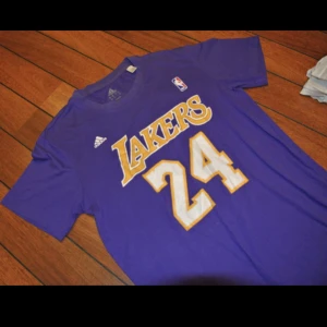 KOBE BRYANT Lakers Tshirt - Kobe Bryant (rip) nba Lakers Jersey tshirt. Tröjan är i mycket gott skick.