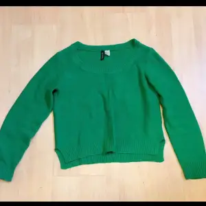 Grön stickad tröja från H&M. Lite spår av användning (tvättnoppor) kan finnas. 