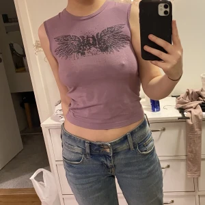 coolt linne i y2k stil - snygg topp med avklippta ärmar. 