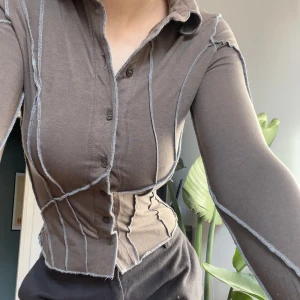 Brun skjorta Weekday - Brun skjorta med sömmarna på utsidan från Weekday. Superskönt material, mjukt och mysigt. Skjortan är i bra skick från utom att jag har klippt bort lapparna