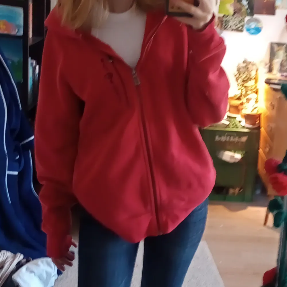 En röd Sail Racing zip-up hoodie i storlek M för män. Jag bär oftast xs-s och är 170cm lång. Säljer pga får ingen användning för den.. Hoodies.