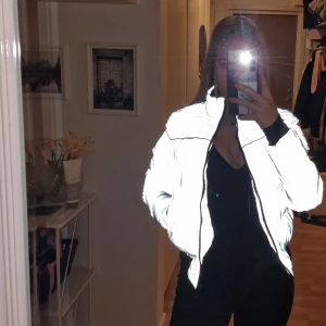 Reflex jacka - Super fin reflex jacka, sparsamt använd.  Inga defekter, står storlek xs men passar även mej med storlek s