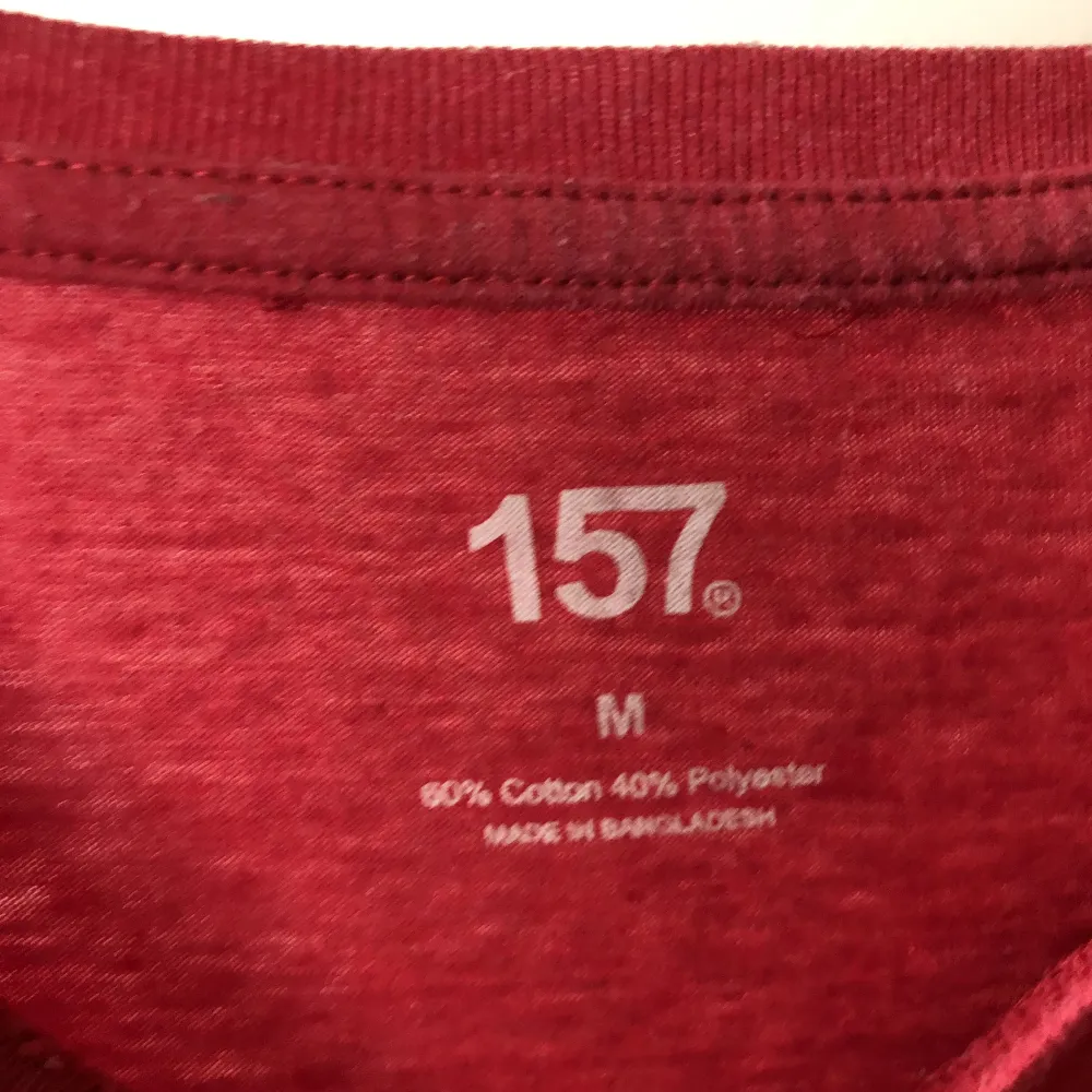 En röd t-shirt från lager 157 i storlek M. Oanvänd då jag inte passar i röd. Djur i hemmet.. T-shirts.