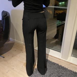 Lågmidjade kostymbyxor  - Säljer dessa underbara lågmidjade kostymbyxor då de va för små på mig (kompis på bilden). Köpta på humana nyligen. Ingen tydlig skada. Midjemått:70 Innerbensläng: 81 ☺️☺️skriv om ni har fler frågor eller vill ha fler bilder❤️