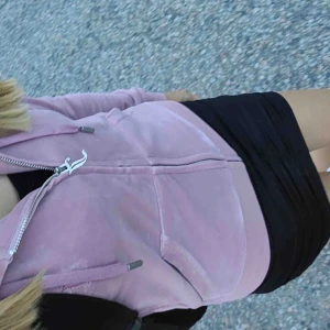 Juicy Hoodie - Säljer den här Juicy tröjan för 500+ frakt. Säljs pga ingen användning av den. 