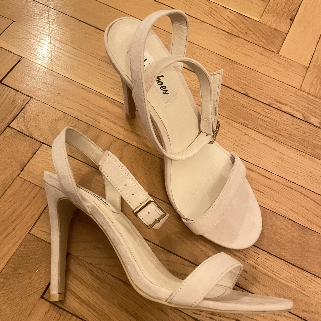 Blekarosa klackar - 90