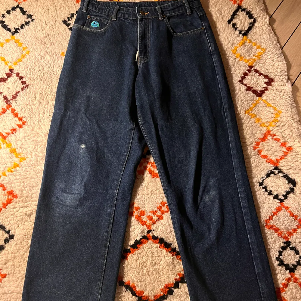 Relaxed/Wide Butter Jeans. sparsamt använda storlek 30! obs: se bild   inbyggda snören så man behöver ej ha skärp!. Jeans & Byxor.