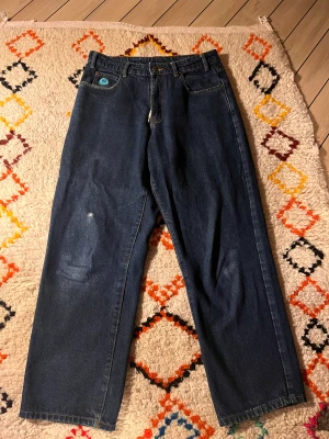 Vintage Relaxed Butter Goods Jeans - Relaxed/Wide Butter Jeans. sparsamt använda storlek 30! obs: se bild   inbyggda snören så man behöver ej ha skärp!