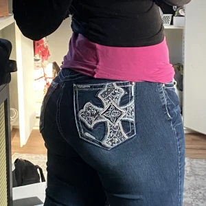 Super unika lågmidjade jeans!🍒 - Lågmidjade jeans med unik tryck på bakre fickorna!!🫶🏻Köpta i USA och har knappt används. Jag är 170 lång och de passar perfekt när det kommer till längden. Storlek M skulle jag säga! Köparen står för frakten!❤️