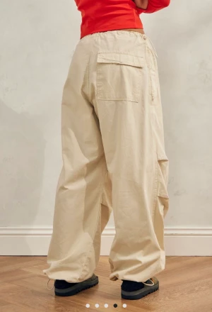 Cargo pants  - säljer mika cargos från urban outfitter  nytt pris 750 Klicka inte på ”Köp nu”