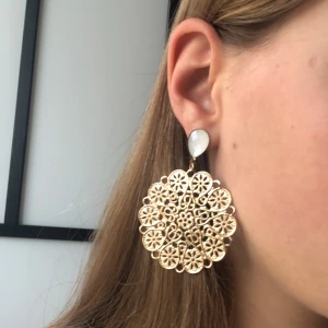 Gullig örhängen  - Är hängen som jag aldrig har använt, dem är guldiga och gjort av metal med en fint mönster.