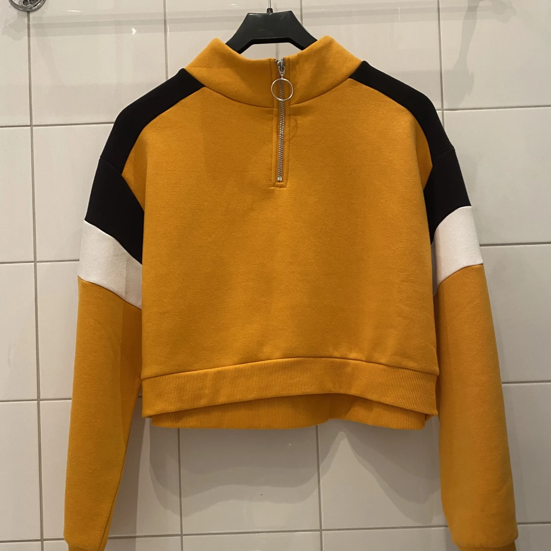 Gul Svart Vit tjocktröja med dragkedja 