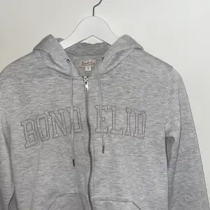 En grå zip-hoodie från Bondelid. Den är endast använd några få gånger🥰 Storlek S!  