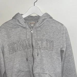Hoddie - En grå zip-hoodie från Bondelid. Den är endast använd några få gånger🥰 Storlek S!  