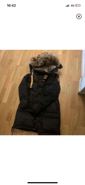 Parajumer  - Hej nu säljer jag min jacka parajumper long bear i svart stl Xs då ja fick den i julklapp för två år sen väldigt bra skick,möter upp i Stockholm/ kan frakta men köparen står för frakten . Pris kan diskuteras  