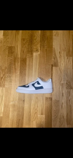 Nike AF1 customs - Säljer nu mina custom Nike air force 1s. Köptes för retail: 1700kr. Säljer nu för 1000kr i skick 9/10, inga större defekter endast lite skit på undersidan av skon. Passar alla mellan 44-45 