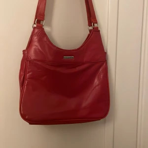 Axelremsväska - Säljer min snygga väska från märket Stefano, den är köpt secondhand men är i bra skick💕