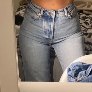 Blåa jeans - Jeans från mango köpa för 500kr, använda endast 1 gång