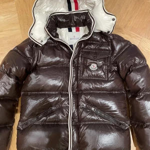 Moncler jacka Branson - Ny pris: 12000kr ish.  Retail pris:6700kr ish  Mitt pris:4000kr moncler jackan är i ett jätte bra skick, inte alls använd kanske 2 gånger.