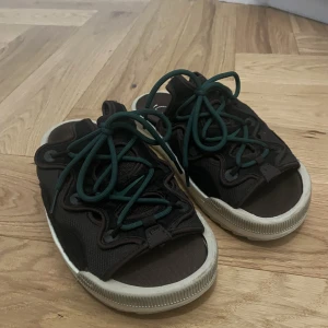 Nike offline 2.0 sandals brown - Nike offline 2.0 sandals. Köpte förra året, använda fåtal gånger. Säljar pga att jag inte använder dom längre. Storlek 38.5