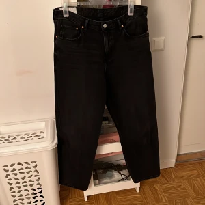Svarta högmidjade jeans. - Svarta högmidjade jeans. Loose fit. H&M herr