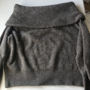 Of shoulder tröja  - Of shoulder tröja i brun/grå färg i storlek S använt ett par gånger 